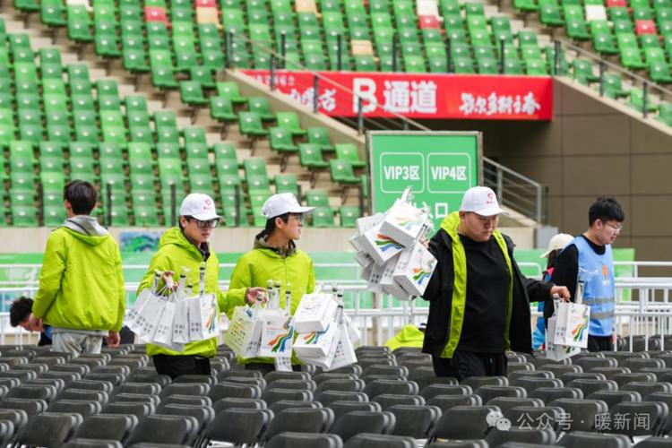 大型活动交通接驳优化方案 专线升级、停车场扩容与150辆接驳车调度策略